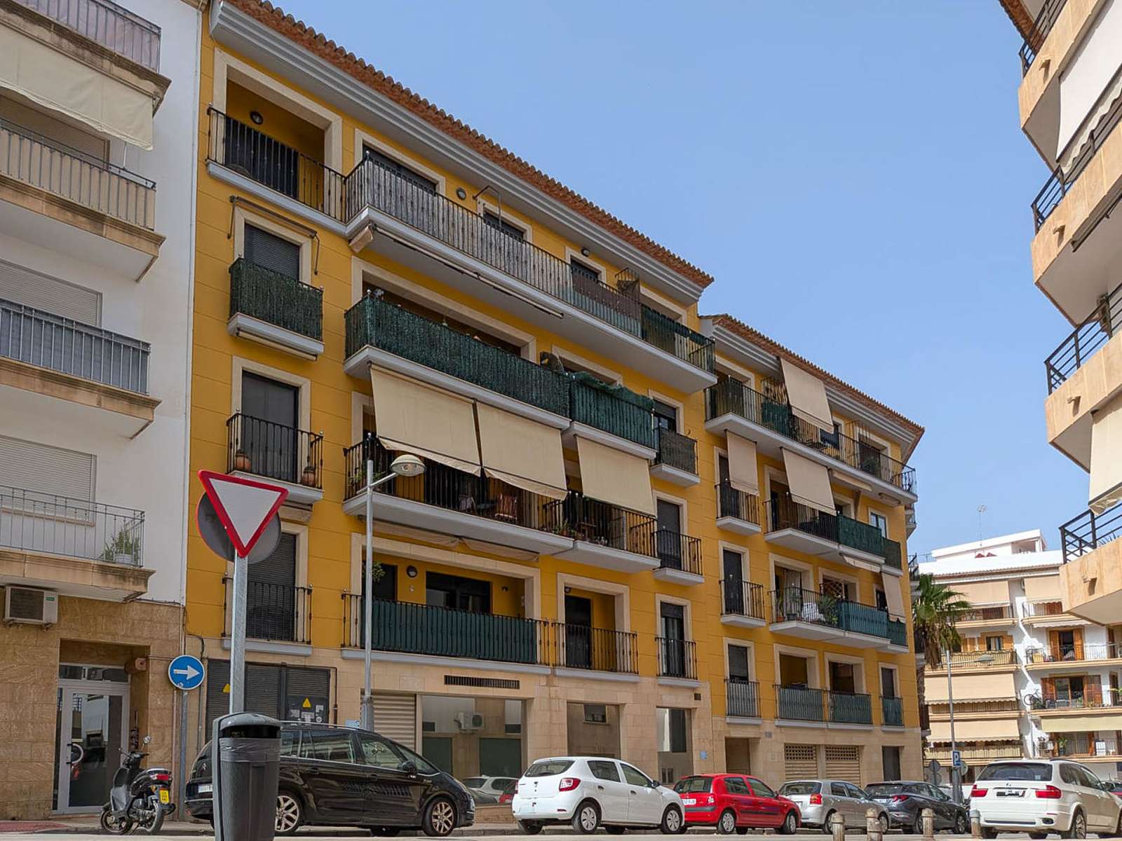 Exterior of the apartment building in central Jávea