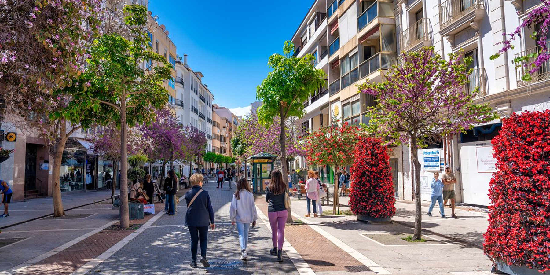 Strandpromenaden i Estepona en klar och solig dag, Andalusien