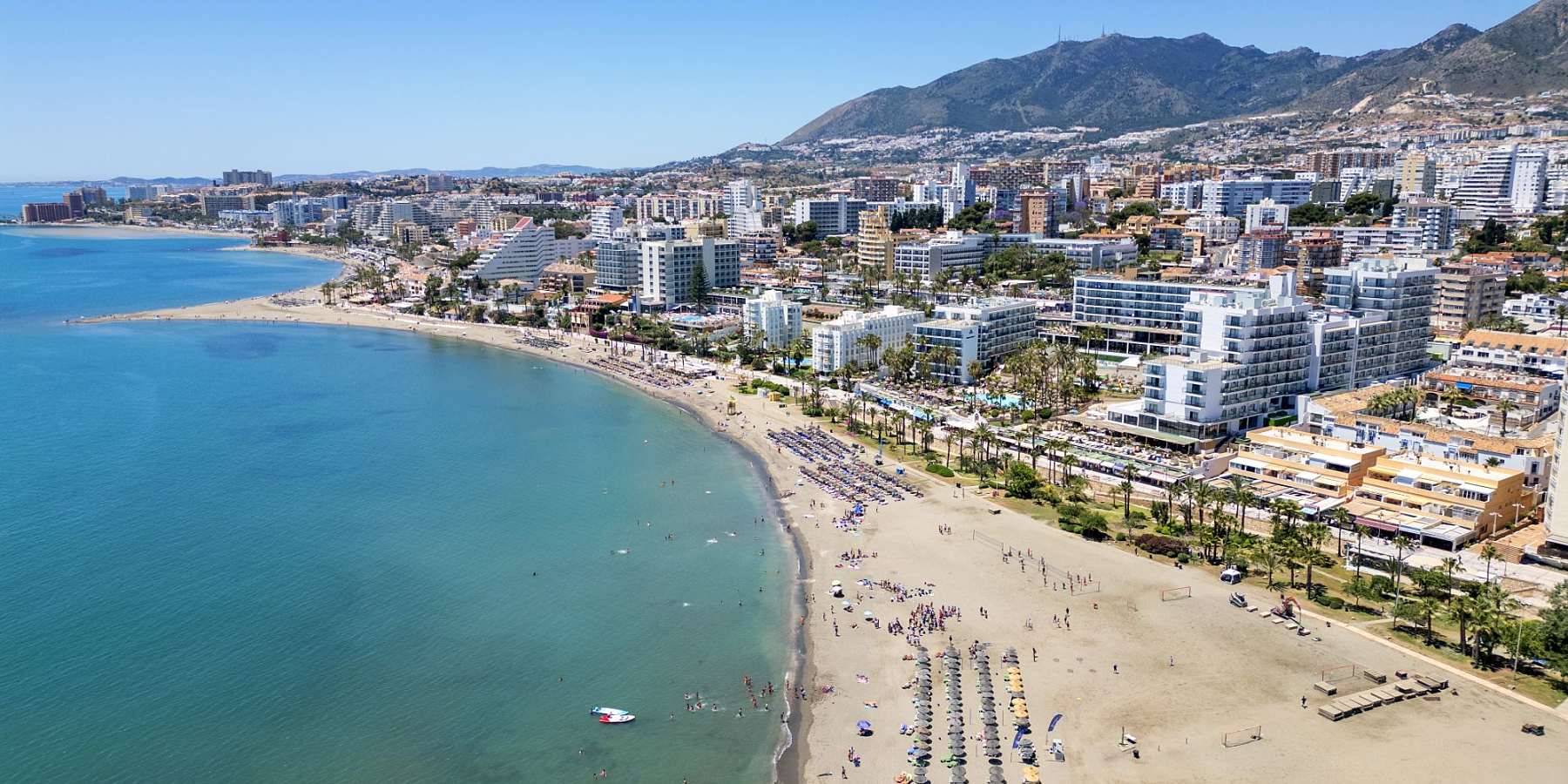 Flygbild över stranden och bergen på Costa del Sol kring Mijas
