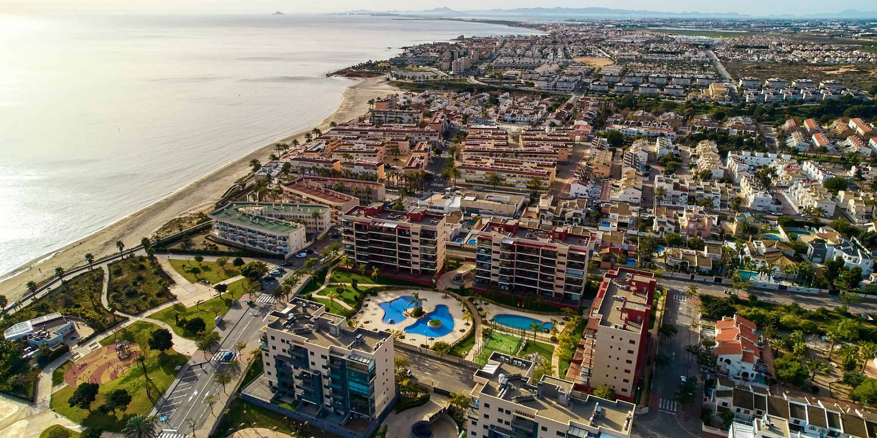 Flygbild över stranden och samhället Mil Palmeras på södra Costa Blanca
