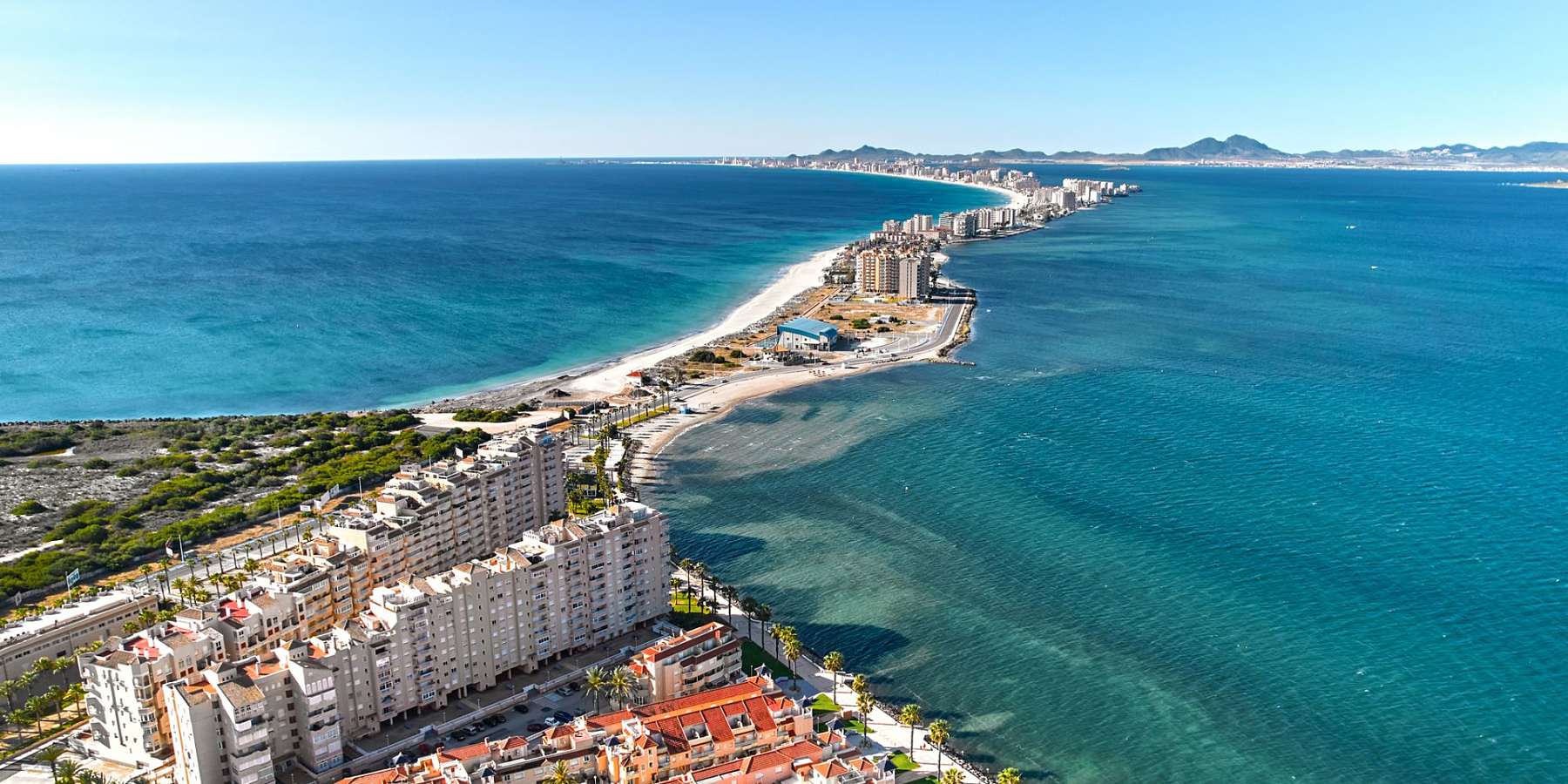 Flygbild över La Manga del Mar Menor mellan Medelhavet och lagunen