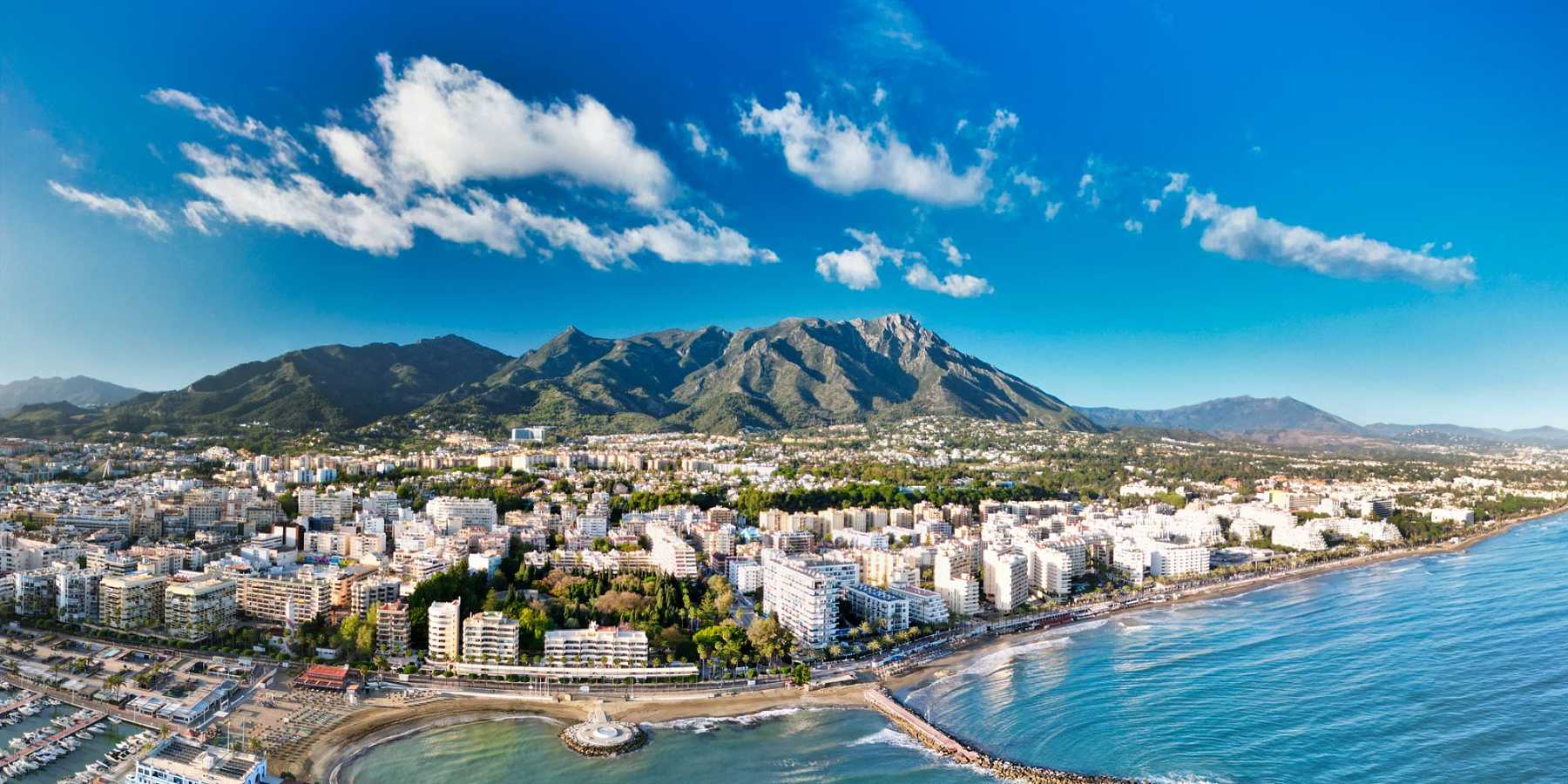 Flygbild över Marbella mellan Medelhavet och Sierra Blanca