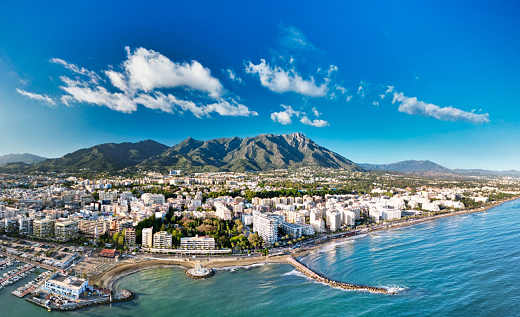Flygbild över Marbella mellan Medelhavet och Sierra Blanca
