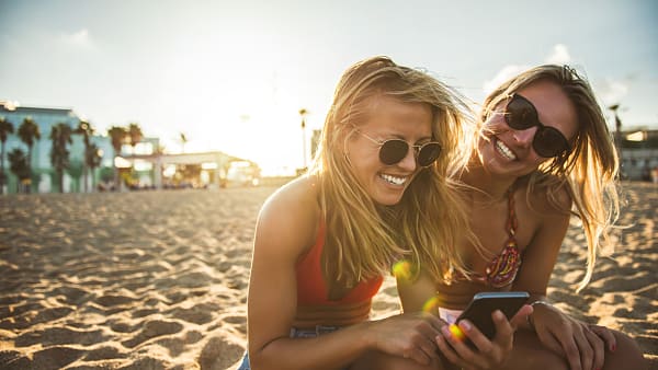 Familia disfrutando de un día en la playa