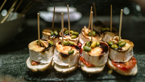 Nyter pintxos og tapas i Spania