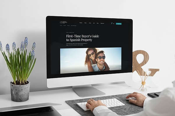 Configuración de trabajador remoto con enfoque en el estilo de vida con vista al mar