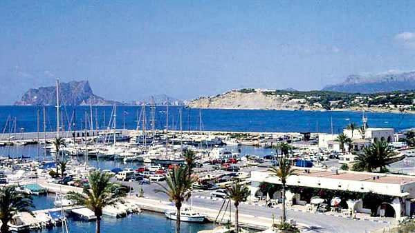 Moraira marina med vattnet och båtar