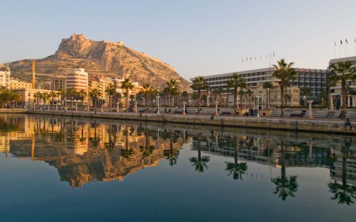 Havnen i Alicante med borgen i bakgrunnen