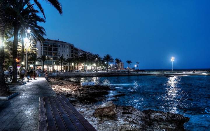 Promenaden i Torrevieja om kvelden