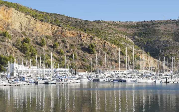 Marinaen i Jávea under klippene ved Cabo de San Antonio
