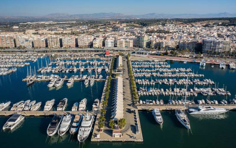 Havnen og byen Santa Pola sett fra lufta