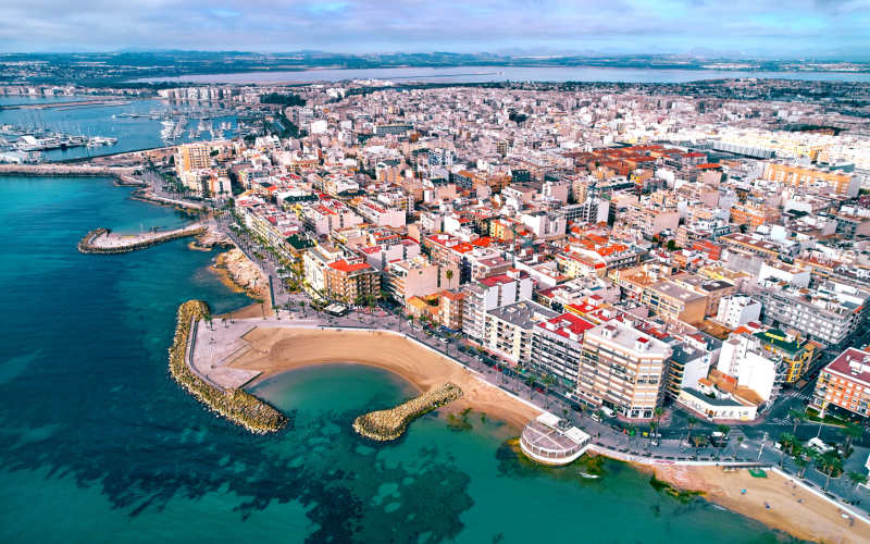 Torrevieja sett fra lufta, med Playa del Cura og saltsjøen i bakgrunnen
