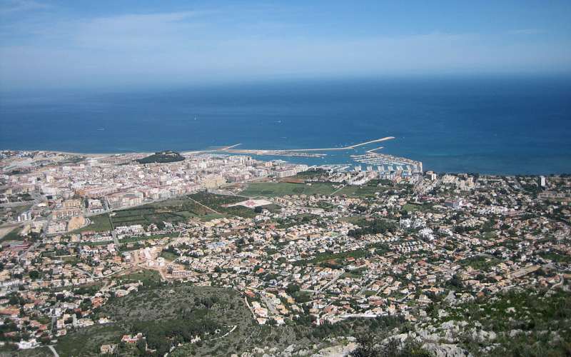Utsikt over Dénia og havnen fra åsene