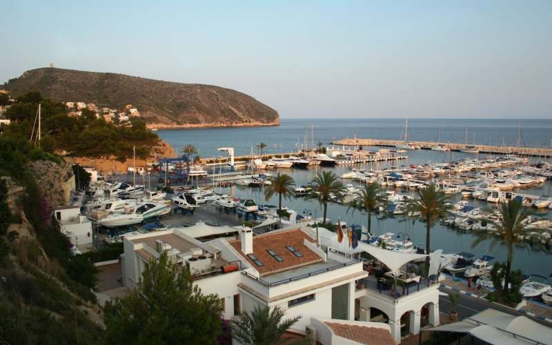 Havnen i Moraira i kveldslys