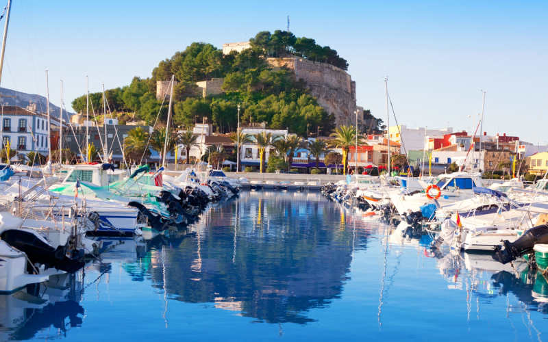 Marinaen i Dénia med borgen over byen