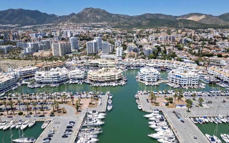 Puerto Marina i Benalmádena, med leilighetsbyggene på øyene i havnen