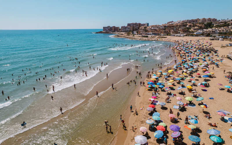 Stranden i La Mata en sommerdag
