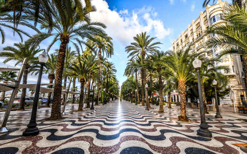 Explanada de España med palmer og mosaikk