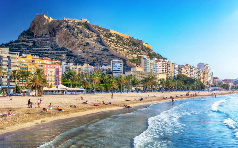 Postiguet-stranden under borgen i Alicante sentrum