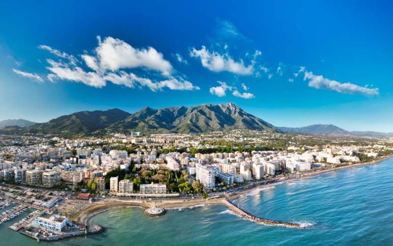 Kysten i Marbella sett fra lufta, med fjellene bak byen