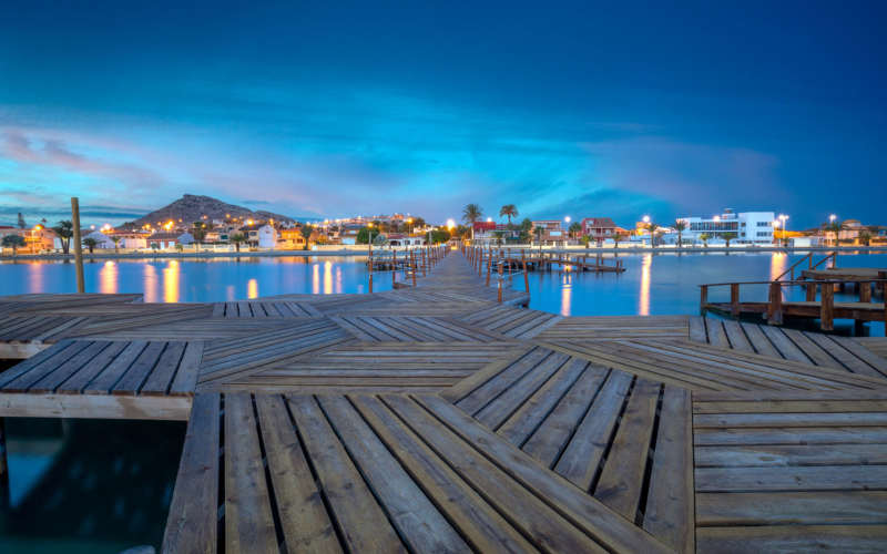 Badebryggen av tre ut i Mar Menor ved Los Urrutias om kvelden