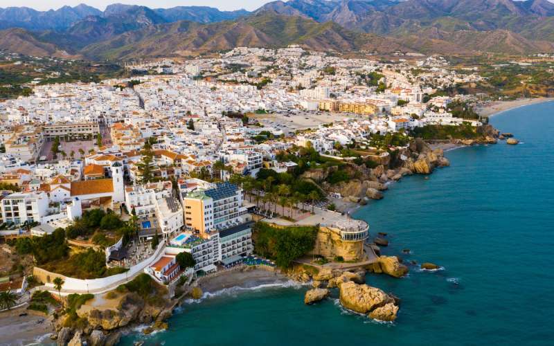 Nerja sett fra lufta, med Balcón de Europa og fjellene bak