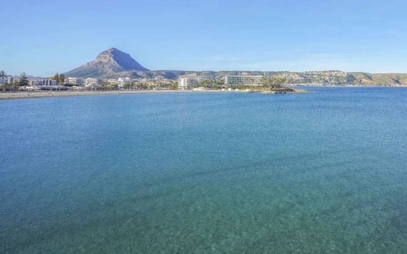 Jávea med Montgó i bakgrunnen, sett fra sjøen
