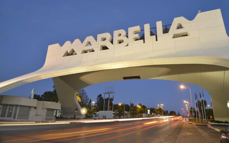 Byporten med navnet Marbella over innfartsveien