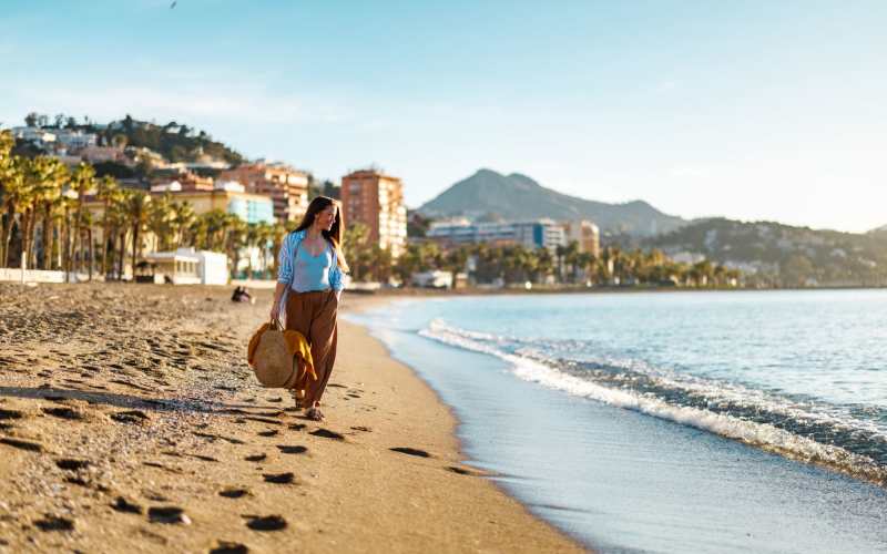 Morgentur langs bystranden i Málaga