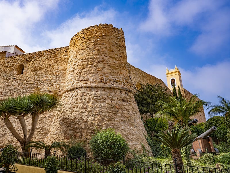 Calpe gamlebyen med Peñón de Ifach i bakgrunnen