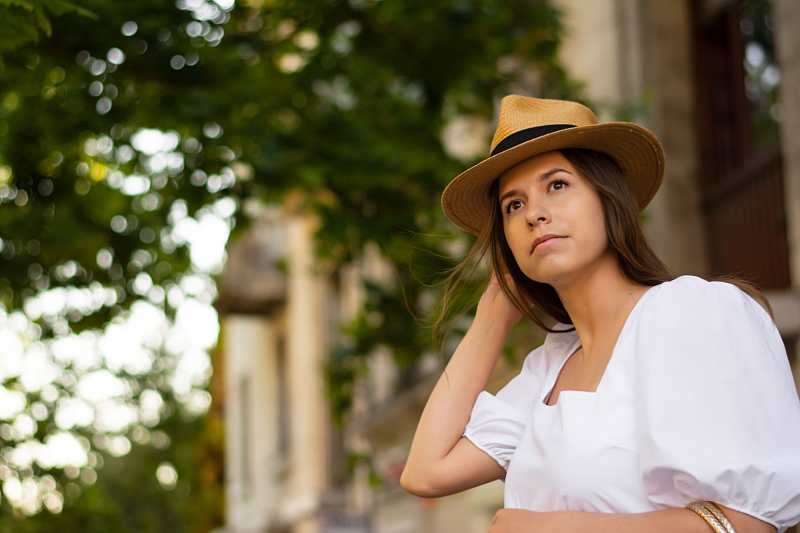 Turist som njuter av semester i en spansk stad