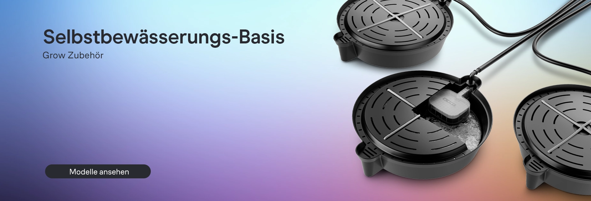 Banner für Selbstbewässerungssysteme mit drei runden Pflanzenbasen, Schläuchen und Pumpe auf Farbverlauf.
