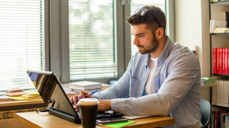 online student doing college search for cheap accredited online colleges