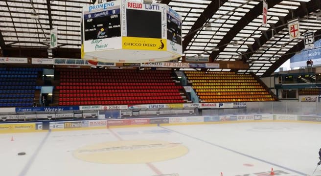 Ambri gegen die ZSC Lions mit Goalie Bays