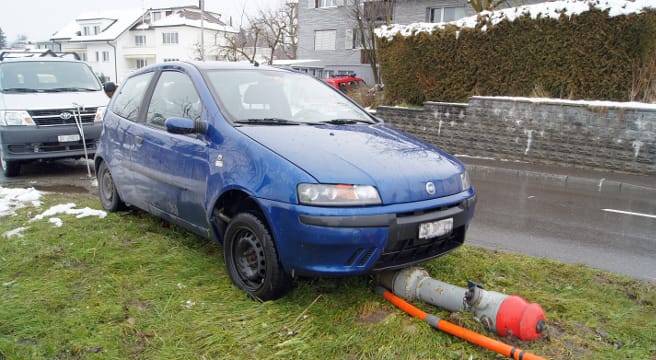 Hydrant in Baar umgefahren