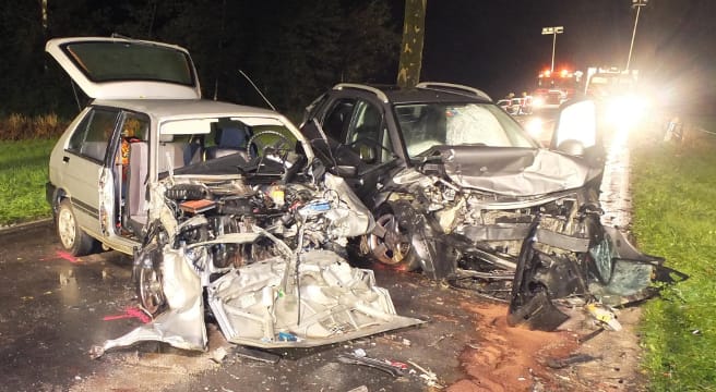 Alleincrash auf schneebedeckter Strasse in Teufen