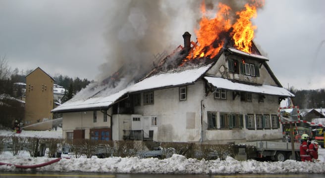Verletzter bei Brand eines Flarzhauses in Hedingen