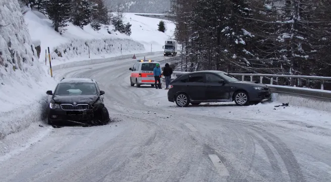 Verletzungen bei heftigem Crash oberhalb von Silvaplana erlitten
