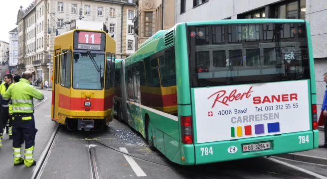 Basel: Tram touchiert Bus