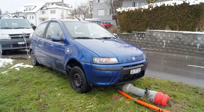 Hydrant in Baar umgefahren