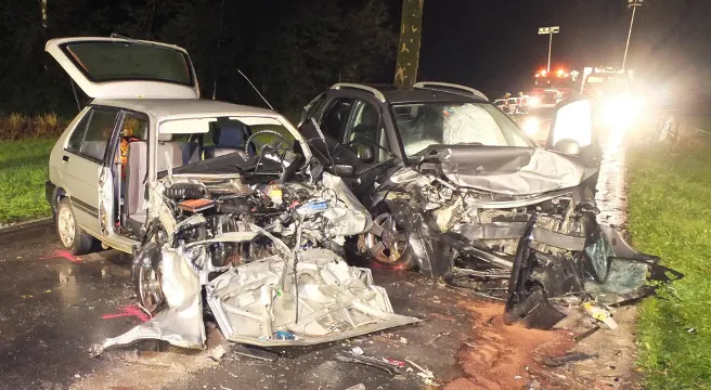 Alleincrash auf schneebedeckter Strasse in Teufen