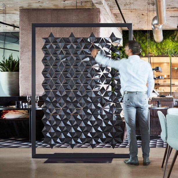 Facet Freestanding
