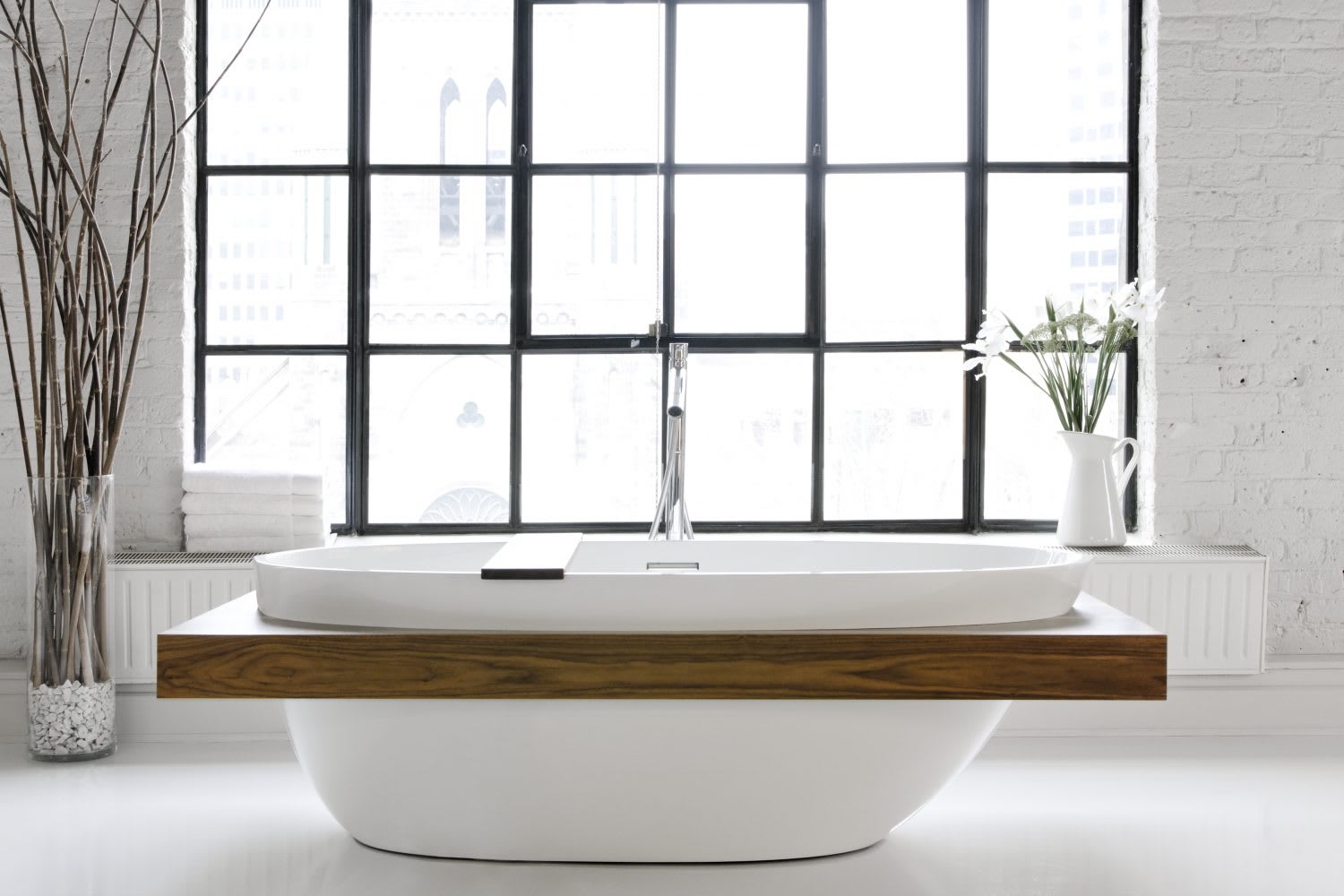 Bathtub Be with Wooden Shelf Surround