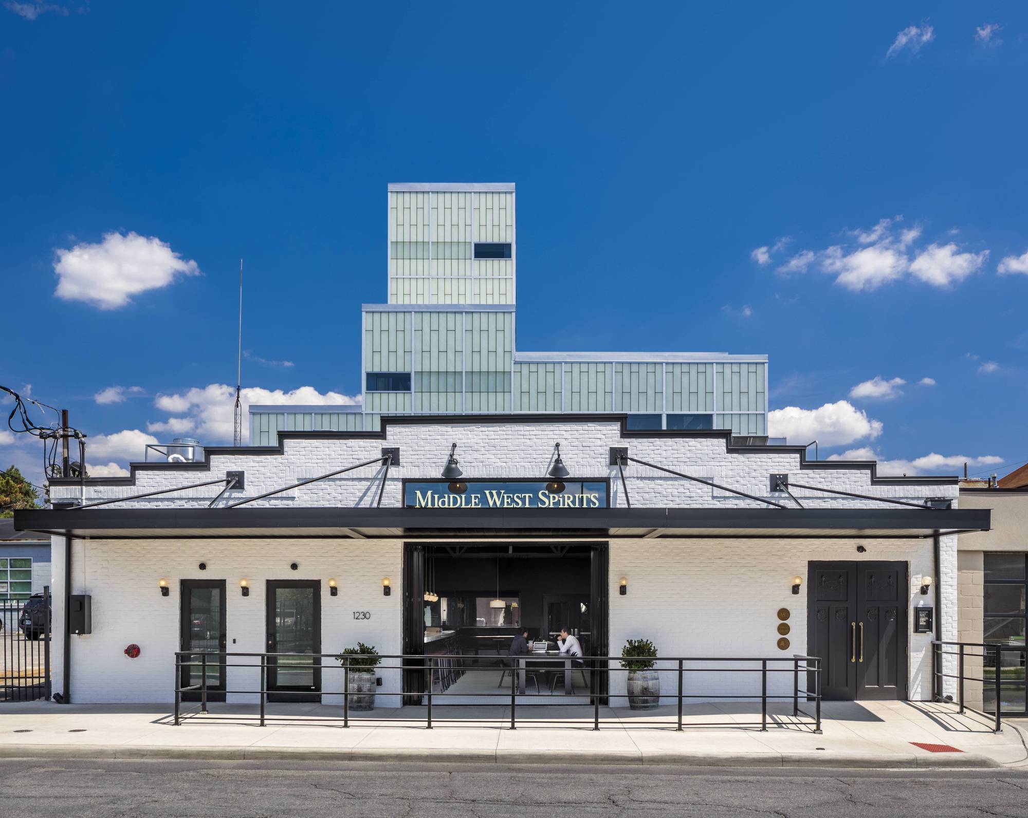 Middle West Spirits / Jonathan Barnes Architecture and Design