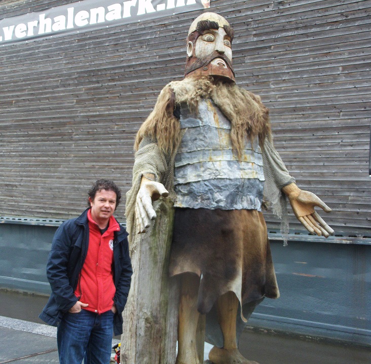 Alejandro Cernuda junto a la escultura de madera de Noé