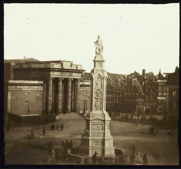 Antigua estatua en la plaza Dam de Ámsterdam