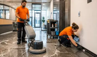 Professionelle Grundreinigung in Berlin: Reinigungsteam bei der Bodenpflege in einem Bürogebäude.
