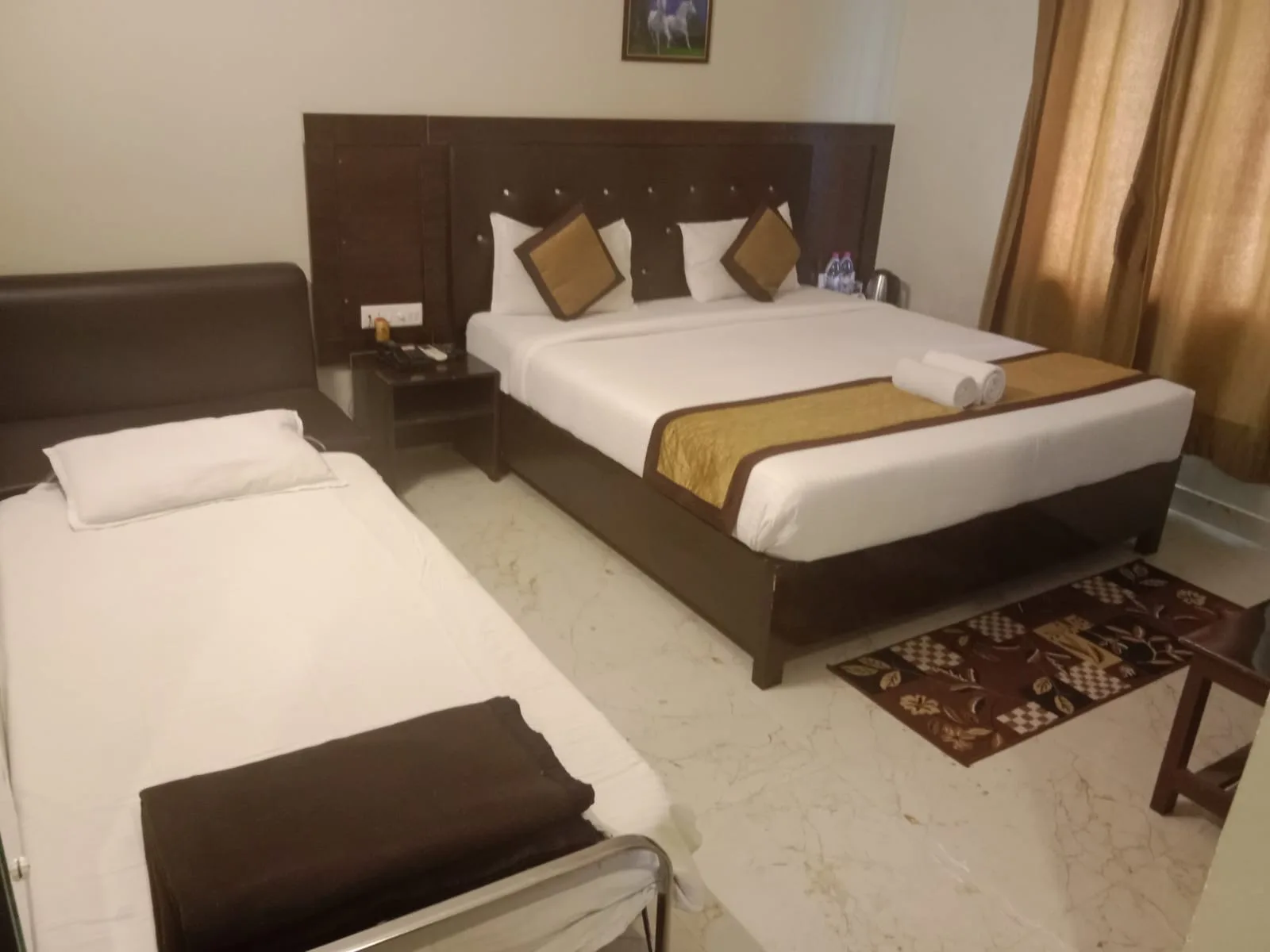Deluxe Room thumbnail 2