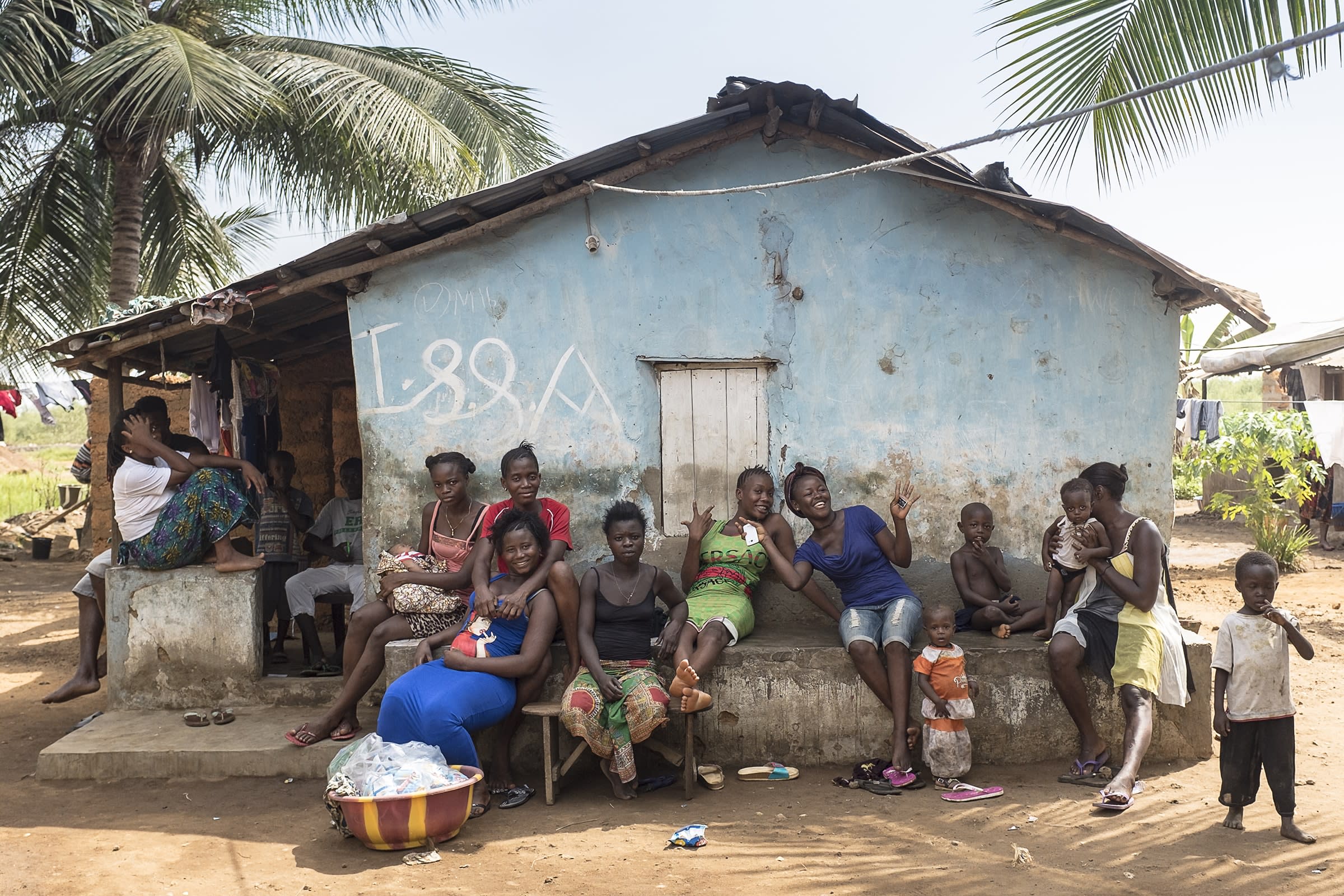 femme enfant maison bleu sierra leone