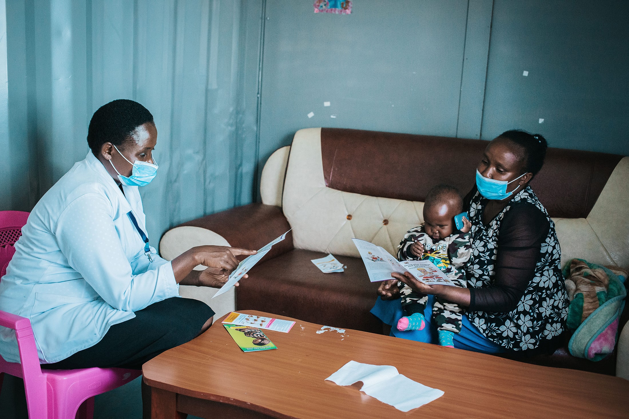 Kenya, une mère, sa fille et l'infirmière